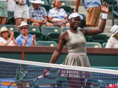 3 rýchle zábery z piatka 6. marca na BNP Paribas Open Zásnubný prsteň Aryny Sabalenkovej je vidieť, keď hrá futbal na trávniku počas turnaja BNP Paribas Open v Indian Wells v Kalifornii, v stredu 4. marca 2026. Sabalenka a jej snúbenec Georgios Frangulis sa večer predtým zasnúbili.