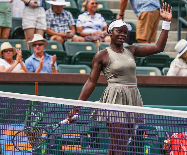 Zásnubný prsteň Aryny Sabalenkovej je vidieť, keď hrá futbal na trávniku počas turnaja BNP Paribas Open v Indian Wells v Kalifornii, v stredu 4. marca 2026. Sabalenka a jej snúbenec Georgios Frangulis sa večer predtým zasnúbili.