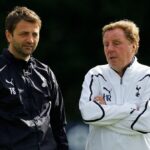 Manažér Tottenhamu Hotspur Harry Redknapp (R) hovorí s asistentom Timom Sherwoodom počas tréningu v klubovom tréningovom zariadení v severnom Londýne 12. apríla 2011. Tottenham Hotspur sa v stredu stretne s Realom Madrid vo štvrťfinále Ligy majstrov UEFA, v druhom futbalovom zápase.