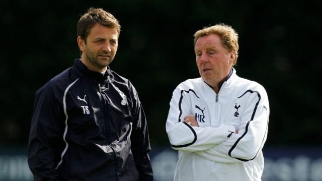 Manažér Tottenhamu Hotspur Harry Redknapp (R) hovorí s asistentom Timom Sherwoodom počas tréningu v klubovom tréningovom zariadení v severnom Londýne 12. apríla 2011. Tottenham Hotspur sa v stredu stretne s Realom Madrid vo štvrťfinále Ligy majstrov UEFA, v druhom futbalovom zápase. 