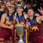 Očakáva sa, že AFL začne vo veľkom finálovom dni o 14:30 (na obrázku zľava, trio Brisbane Lions Kai Lohmann, Will Ashcroft a Dayne Zorko vlani v septembri)