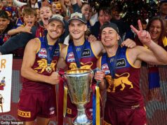 AFL je na pokraji historickej zmeny vo veľkom finále. Tu je dôvod, prečo budú fanúšikovia zúriť Očakáva sa, že AFL začne vo veľkom finálovom dni o 14:30 (na obrázku zľava, trio Brisbane Lions Kai Lohmann, Will Ashcroft a Dayne Zorko vlani v septembri)