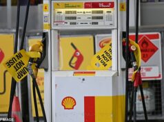 AFL sa pripravuje na to, že futbalovú sezónu zasiahne austrálska palivová kríza – keďže liga vyvoláva jedno slovo, ktoré fanúšikom prinesie hrozné spomienky. Na snímke: Poháňač na čerpacej stanici Aussie, ktorému minulý piatok došlo palivo. Vplyv iránskej vojny na ponuku a ceny sa zvýšil na stretnutí AFL na najvyššej úrovni