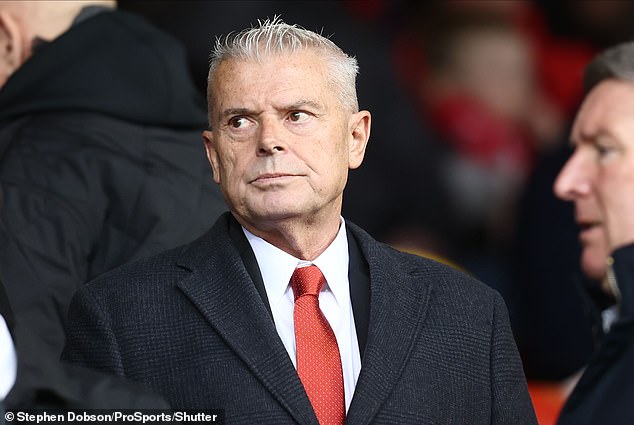 Aberdeen je klubom vo voľnom páde a ich honba za Predseda Aberdeenu Dave Cormack investoval veľa peňazí, ale urobil veľa zlých rozhodnutí