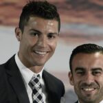 Portugalský útočník Realu Madrid Cristiano Ronaldo (vľavo) pózuje so svojím manažérom Jorgem Mendesom (vpravo) počas pietnej ceremónie na počesť toho, že sa 2. októbra 2015 stal najlepším strelcom tímu s 324 gólmi na štadióne Santiaga Bernabeua v španielskom Madride.