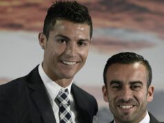 „Agent Cristiana Ronalda si ma vybral za šéfa Man Utd – stále chcem prácu v Premier League“ Portugalský útočník Realu Madrid Cristiano Ronaldo (vľavo) pózuje so svojím manažérom Jorgem Mendesom (vpravo) počas pietnej ceremónie na počesť toho, že sa 2. októbra 2015 stal najlepším strelcom tímu s 324 gólmi na štadióne Santiaga Bernabeua v španielskom Madride.