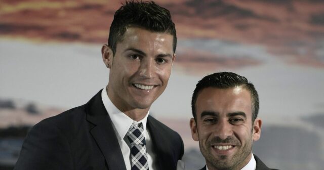 "Agent Cristiana Ronalda si ma vybral za šéfa Man Utd Portugalský útočník Realu Madrid Cristiano Ronaldo (vľavo) pózuje so svojím manažérom Jorgem Mendesom (vpravo) počas pietnej ceremónie na počesť toho, že sa 2. októbra 2015 stal najlepším strelcom tímu s 324 gólmi na štadióne Santiaga Bernabeua v španielskom Madride.