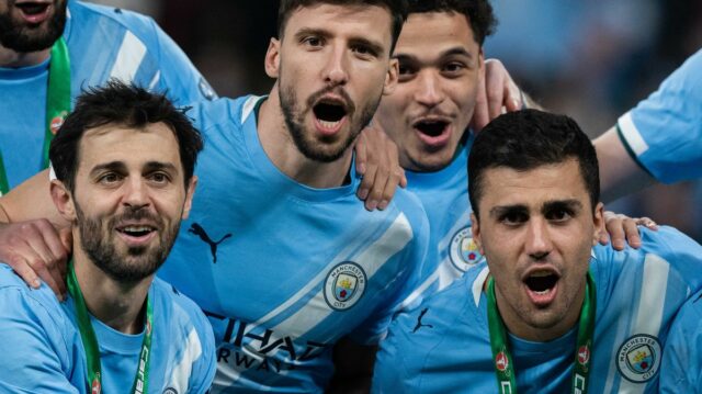 Bernardo Silva, Rodri a Erling Haaland z Manchestru City dvíhajú Carabao Cup 