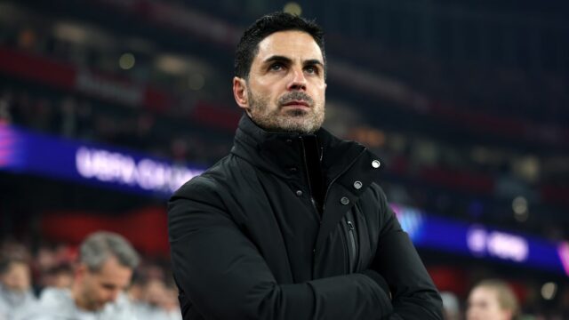 Francesco Pio Esposito z FC Internazionale sa pozerá počas zápasu Serie A Enilive medzi AC Miláno a FC Internazionale na štadióne Giuseppe Meazza 8. marca 2026 v Miláne v Taliansku (Foto Giuseppe Maffia/NurPhoto cez Getty Images)