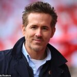 Ryan Reynolds prišiel na Racecourse Stadium na zápas Wrexhamu FA Cup proti Chelsea