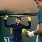 Koordinátorka dobrovoľníkov Teri Bowersová dáva pokyny skupine loptových detí predtým, ako ich pošle na obednú prestávku počas prvého kola turnaja BNP Paribas Open v Indian Wells v Kalifornii, štvrtok 5. marca 2026.
