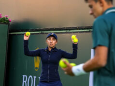 Aké to je byť loptovým dieťaťom na BNP Paribas Open Koordinátorka dobrovoľníkov Teri Bowersová dáva pokyny skupine loptových detí predtým, ako ich pošle na obednú prestávku počas prvého kola turnaja BNP Paribas Open v Indian Wells v Kalifornii, štvrtok 5. marca 2026.