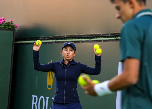 Koordinátorka dobrovoľníkov Teri Bowersová dáva pokyny skupine loptových detí predtým, ako ich pošle na obednú prestávku počas prvého kola turnaja BNP Paribas Open v Indian Wells v Kalifornii, štvrtok 5. marca 2026.
