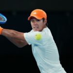 Učiaci sa Tien vracia strelu proti Tommymu Paulovi počas ich semifinálového zápasu v Delray Beach Tennis Center.