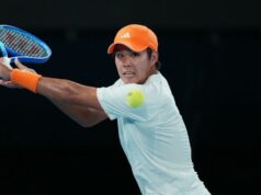 Ako Michael Chang formuje Learner Tien do uchádzača v Indian Wells Učiaci sa Tien vracia strelu proti Tommymu Paulovi počas ich semifinálového zápasu v Delray Beach Tennis Center.