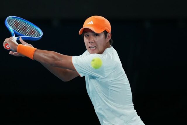 Učiaci sa Tien vracia strelu proti Tommymu Paulovi počas ich semifinálového zápasu v Delray Beach Tennis Center.