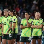 Sam Kerr (tretí sprava) a jeho spoluhráči sú zničení po prehre v sobotňajšom večernom finále Ázijského pohára