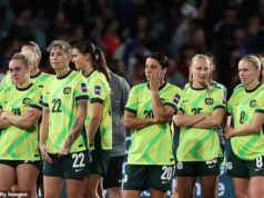Ako Sam Kerr a Matildas utrpeli urážku 43 000 dolárov po ich bolestivej finálovej prehre Ázijského pohára Sam Kerr (tretí sprava) a jeho spoluhráči sú zničení po prehre v sobotňajšom večernom finále Ázijského pohára