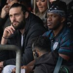 Britský influencer a akcionár a strategický partner KSI v Dagenham & Redbridge a Andy Carroll Dagenham & Redbridge počas zápasu National League South medzi Dagenham & Redbridge a Dorking Wanderers na Chigwell Construction Stadium 7. marca 2026