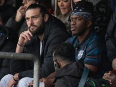 Ako dnes zadarmo sledovať nový futbalový tím KSI s Andym Carrollom, pretože pravidlo je zrušené Britský influencer a akcionár a strategický partner KSI v Dagenham & Redbridge a Andy Carroll Dagenham & Redbridge počas zápasu National League South medzi Dagenham & Redbridge a Dorking Wanderers na Chigwell Construction Stadium 7. marca 2026