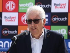 Ako dve jednoduché slová na výsledkovej tabuli priliali benzín do najväčšieho súperenia NRL: „To som ešte nevidel na elitnom športovom podujatí“ Predseda South Sydney Nick Pappas kritizoval Sydney Roosters po tom, čo boli Bunnies v piatok večer na tabuliach Allianz Stadium označený ako „hosťujúci tím“.