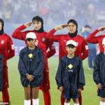 Traja iránske futbalistky sa údajne stratili po úteku zo svojho tímového hotela v Austrálii, keďže azylová sága sa zintenzívňuje (na snímke členky iránskeho ženského tímu salutujú počas národnej hymny pred ich nedeľným zápasom)