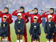 Ako iránski úradníci „takmer ZLOŽILI plán úteku rebelských futbalových hviezd“ predtým, ako ich Austrália mohla zachrániť Traja iránske futbalistky sa údajne stratili po úteku zo svojho tímového hotela v Austrálii, keďže azylová sága sa zintenzívňuje (na snímke členky iránskeho ženského tímu salutujú počas národnej hymny pred ich nedeľným zápasom)