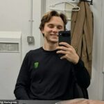 Ako mnohí Austrálčania, aj Oscar Piastri (na obrázku) zistil, že trávi príliš veľa času na svojom mobilnom telefóne