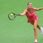 Elena Rybakina trafila bekhendom pri víťazstve nad Elinou Svitolinovou v ženskom semifinále na turnaji BNP Paribas Open v Indian Wells Tennis Garden v Indian Wells v Kalifornii 13. marca 2026.