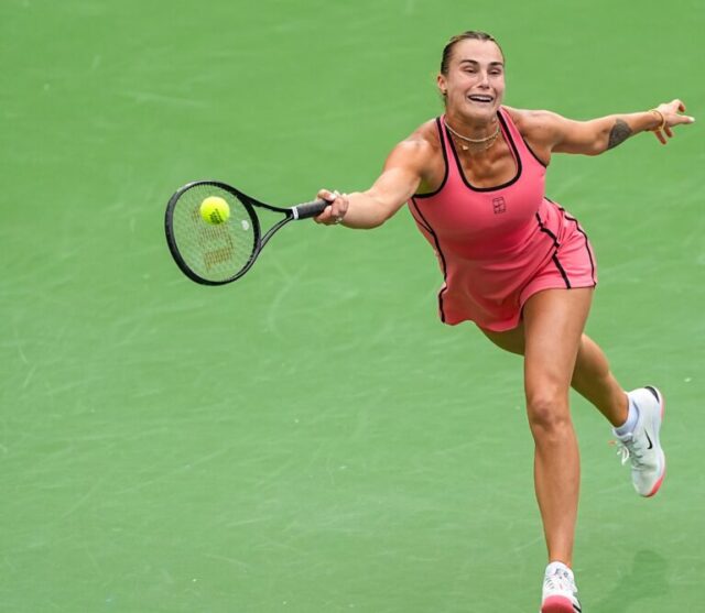 Elena Rybakina trafila bekhendom pri víťazstve nad Elinou Svitolinovou v ženskom semifinále na turnaji BNP Paribas Open v Indian Wells Tennis Garden v Indian Wells v Kalifornii 13. marca 2026.