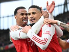 Ako sa William Saliba a Gabriel z Arsenalu stali dokonalým partnerstvom stredného obrancu: Tréner, ktorý mal veľký vplyv v zákulisí a životne dôležitá úloha, ktorú hrá titanské duo na oboch koncoch ihriska Arsenal má pravdepodobne najkompletnejšiu dvojicu stredových obrancov v Európe. Gabriel (vľavo) a William Saliba to všetko robia – a tiež na pozoruhodnej úrovni