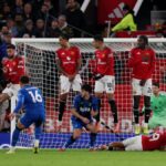 Marcus Tavernier z AFC Bournemouth strelil tretí gól svojho tímu z priameho kopu počas zápasu Premier League medzi Manchestrom United a Bournemouthom na Old Trafford 15. decembra 2025 v Manchestri v Anglicku.