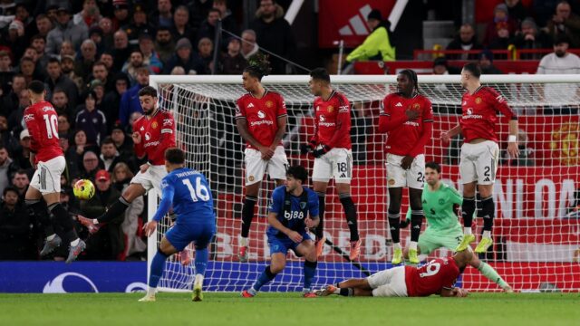 Marcus Tavernier z AFC Bournemouth strelil tretí gól svojho tímu z priameho kopu počas zápasu Premier League medzi Manchestrom United a Bournemouthom na Old Trafford 15. decembra 2025 v Manchestri v Anglicku. 