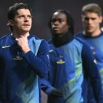 Conor Gallagher z Tottenhamu Hotspur sa pozerá počas rozcvičky pred zápasom osemfinále Ligy majstrov 2025/26 medzi Atleticom de Madrid a Tottenhamom Hotspur.