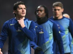 Ako sa zdôraznil veľký problém, hráči Tottenhamu si „nechcú prihrávať“. Conor Gallagher z Tottenhamu Hotspur sa pozerá počas rozcvičky pred zápasom osemfinále Ligy majstrov 2025/26 medzi Atleticom de Madrid a Tottenhamom Hotspur.