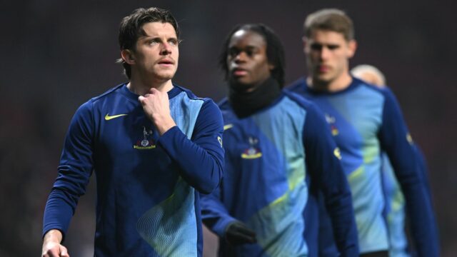 Conor Gallagher z Tottenhamu Hotspur sa pozerá počas rozcvičky pred zápasom osemfinále Ligy majstrov 2025/26 medzi Atleticom de Madrid a Tottenhamom Hotspur.