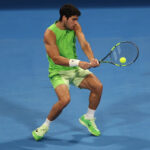 Tenis - Qatar Open - Medzinárodný tenisový a squashový komplex Khalifa, Dauha, Katar - 21. februára 2026 Španiel Carlos Alcaraz v akcii počas finálového zápasu proti Francúzovi Arthurovi Filsovi REUTERS/Mohammed Salem