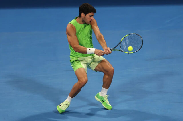 Ako sledovať 2026 BNP Paribas Open v Indian Wells: Harmonogram, Tenis - Qatar Open - Medzinárodný tenisový a squashový komplex Khalifa, Dauha, Katar - 21. februára 2026 Španiel Carlos Alcaraz v akcii počas finálového zápasu proti Francúzovi Arthurovi Filsovi REUTERS/Mohammed Salem