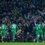 DUBLIN, ÍRSKO: 13. NOVEMBRA: Troyovi Parrottovi #7 z Írskej republiky gratulujú spoluhráči k prvému zo svojich dvoch gólov, keď írski fanúšikovia zúria počas zápasu Írska republika V. Portugalsko, kvalifikácia na MS 2026 - UEFA, zápas skupinovej fázy na štadióne Aviva 13. novembra 2025 v Dubline, Írsko. (Foto: Tim Clayton/Getty Images)