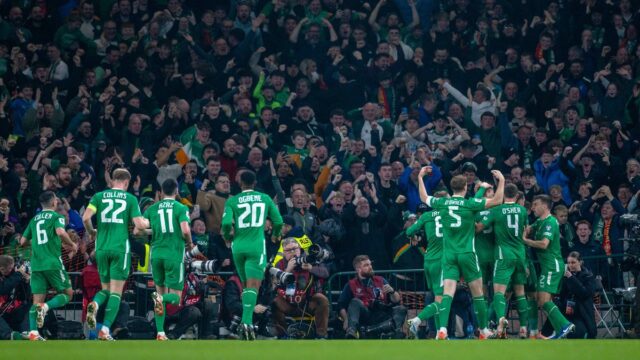 DUBLIN, ÍRSKO: 13. NOVEMBRA: Troyovi Parrottovi #7 z Írskej republiky gratulujú spoluhráči k prvému zo svojich dvoch gólov, keď írski fanúšikovia zúria počas zápasu Írska republika V. Portugalsko, kvalifikácia na MS 2026 - UEFA, zápas skupinovej fázy na štadióne Aviva 13. novembra 2025 v Dubline, Írsko. (Foto: Tim Clayton/Getty Images)