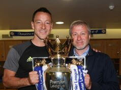 Ako „nelegálne“ podpisy Chelsea poskytli Blues rozhodujúcu výhodu pri odovzdaní SEDEM veľkých trofejí na Stamford Bridge Chelsea dostala pokutu 10,75 milióna libier po porušení pravidiel o prestupoch počas éry Romana Abramoviča (na obrázku: Abramovič s Johnom Terrym v roku 2017)