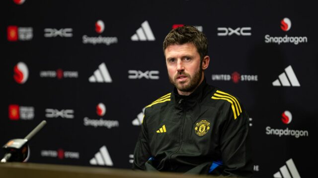 Michael Carrick hovorí počas tlačovej konferencie