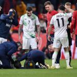 Sammie Szmodics podstupuje lekárske ošetrenie počas zápasu play-off kvalifikácie ME 2026 medzi Českom a Írskom vo Fortuna Arene.