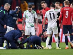 Aktualizácia zdravotného stavu Sammieho Szmodicsa, keď bola Írska hviezda prevezená do nemocnice po tom, čo ju „vyradili“ Sammie Szmodics podstupuje lekárske ošetrenie počas zápasu play-off kvalifikácie ME 2026 medzi Českom a Írskom vo Fortuna Arene.