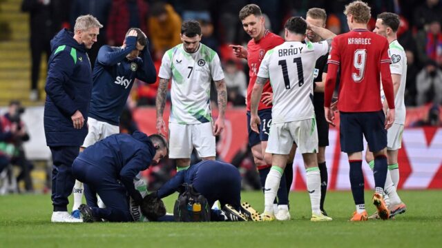 Aktualizácia zdravotného stavu Sammieho Szmodicsa, keď bola Írska hviezda prevezená Sammie Szmodics podstupuje lekárske ošetrenie počas zápasu play-off kvalifikácie ME 2026 medzi Českom a Írskom vo Fortuna Arene.