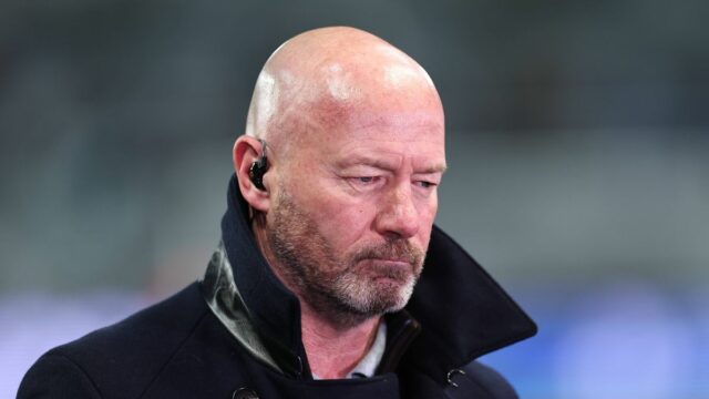 Alan Shearer sa pozerá