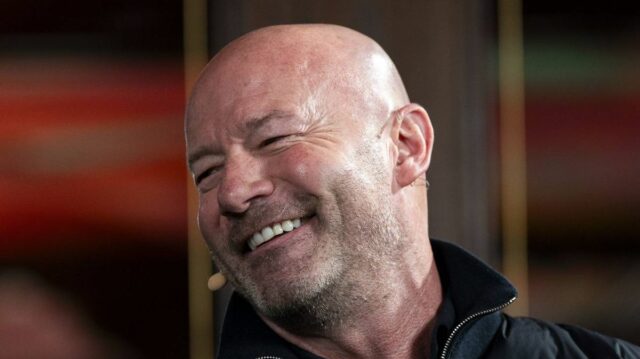 Alan Shearer sa smeje