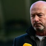 Alan Shearer sa pozerá