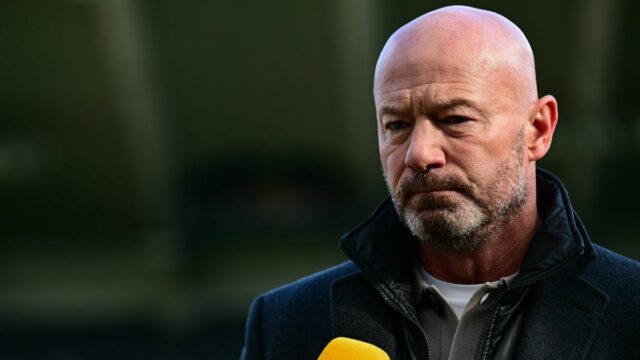 Alan Shearer sa pozerá