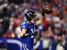 Alec Pierce súhlasí s historickou dohodou v hodnote 116 miliónov dolárov s Indianapolis Colts… ktorí potom vymenia hviezdneho muža, aby uvoľnili miesto Alec Pierce sa dohodol na obrovskej štvorročnej zmluve v hodnote 116 miliónov dolárov s Indianapolis Colts